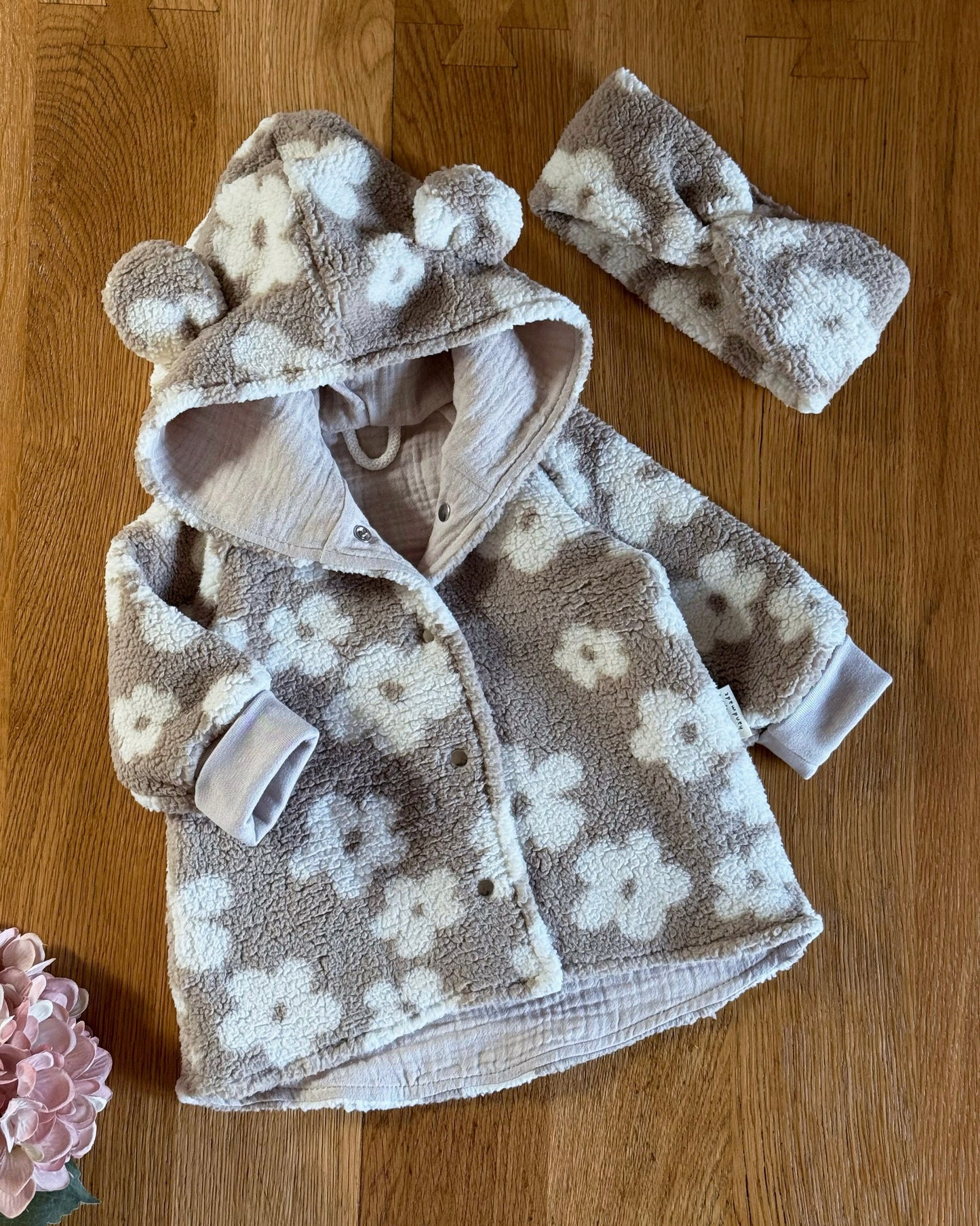 Teddyjacke mit Öhrchen „Flowers Taupe“